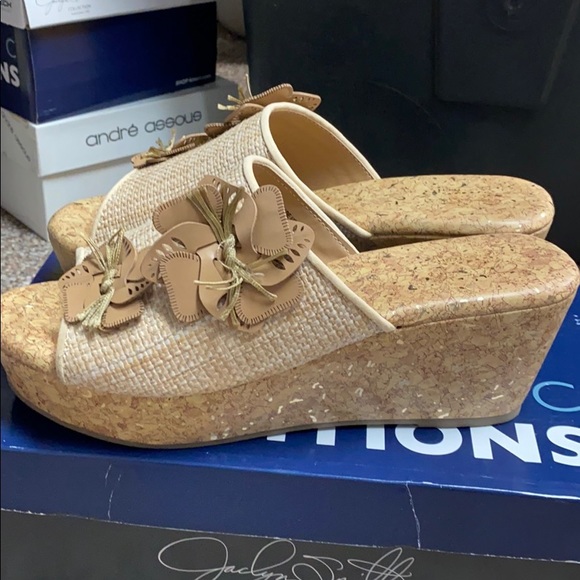 Jaclyn Smith Slip ons open toe tan 3” heels size 8 - Picture 5 of 12